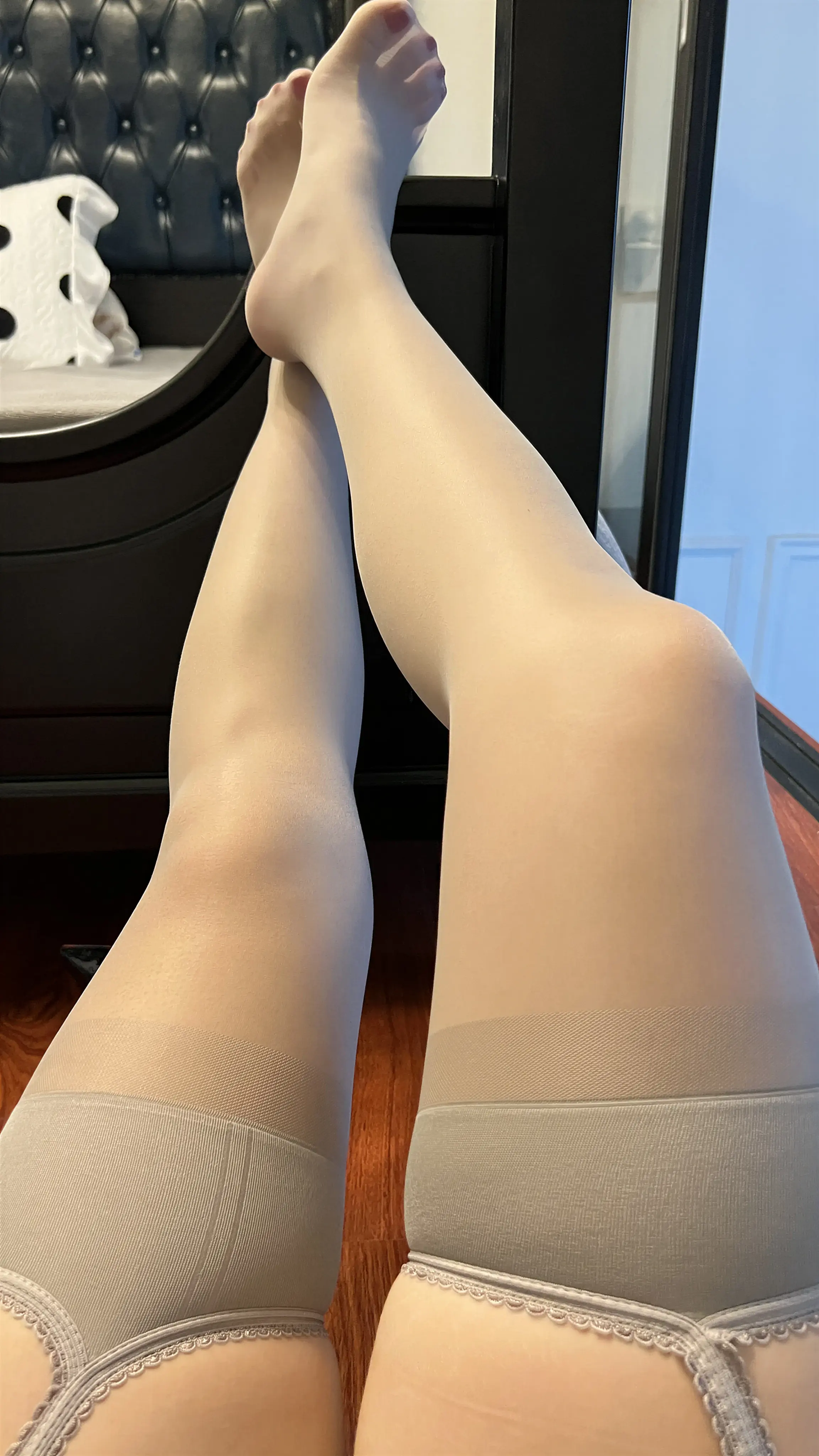 陈大小姐 – 灰丝美腿蜜桃 16P